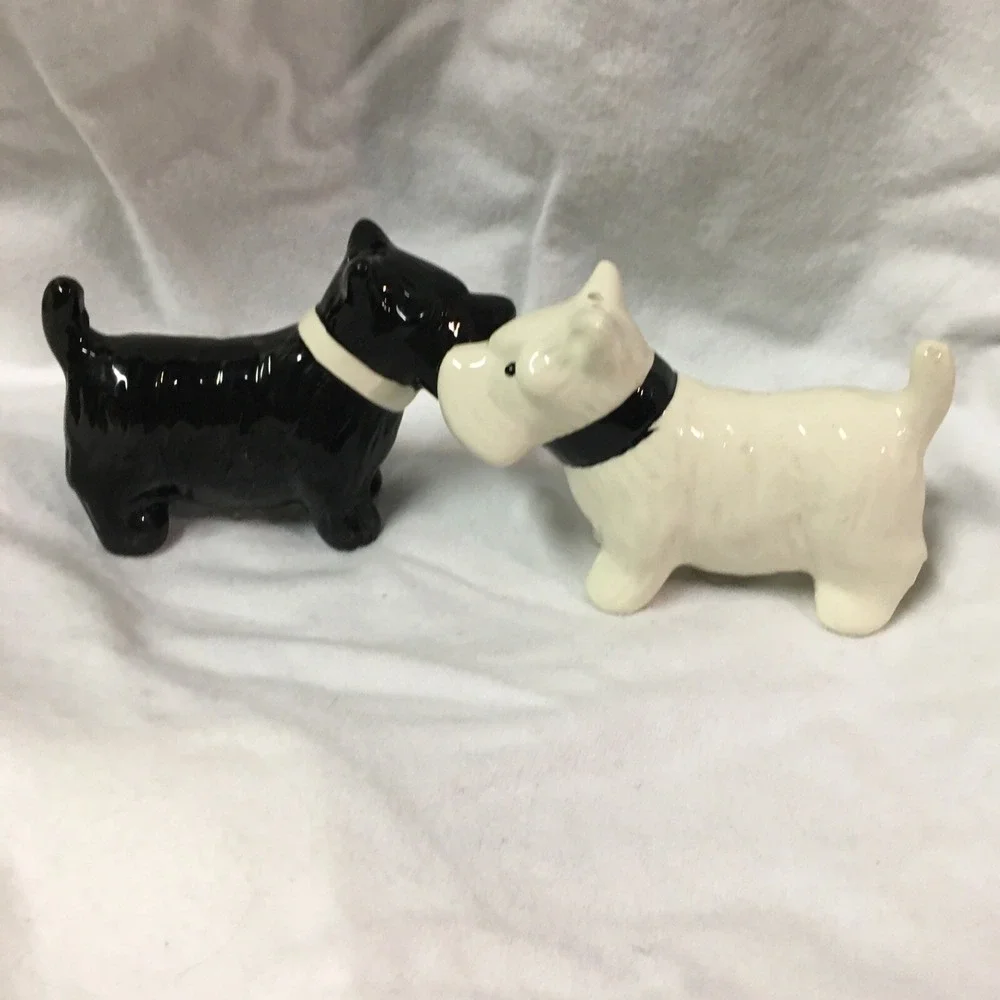 Kissing Westland Scottish Terrier Dog Magnetic Salt &‎ Pepper Shakers Read